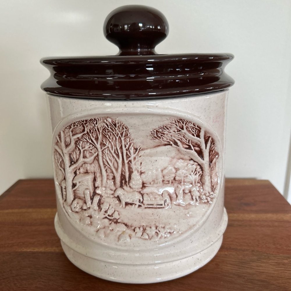 Hershey 1970’s Ceramic Cookie Jar Embossed with Brown Lid 23cm tall.